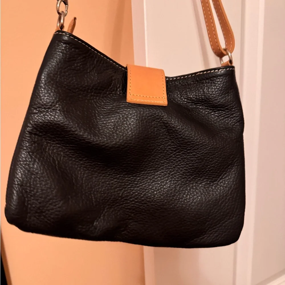 Elegant Black and Tan Crossbody Bag - Picture 3 of 4